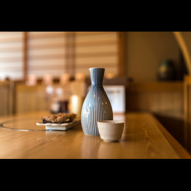 下京区の風情溢れる和食店で厳選された日本酒をお楽しみください