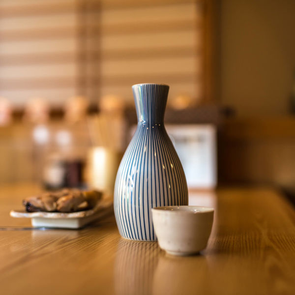 下京区の風情溢れる和食店で厳選された日本酒をお楽しみください